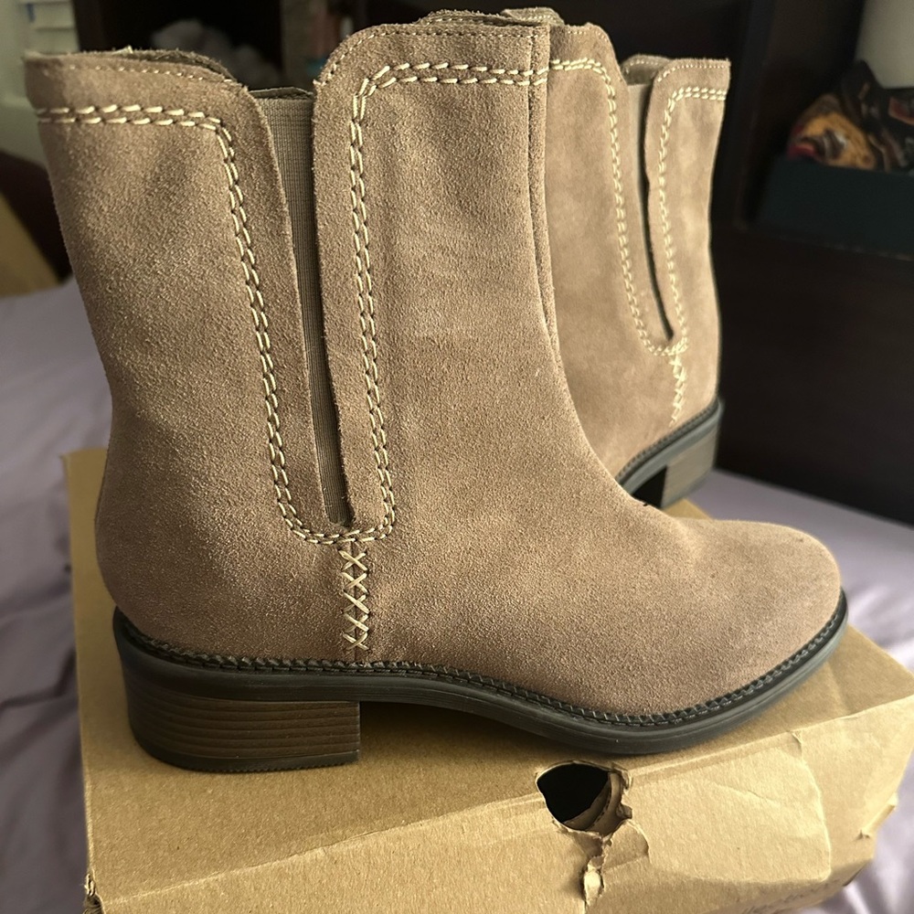 Clark’s Maye Zip Pebble Suede Boots size 7